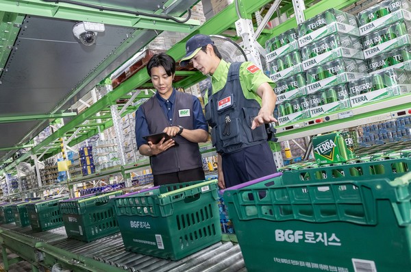 BGF로지스 물류센터 직원과 에스원 출동 근무자가 남사센터에서  물류 추적 시스템을 확인하고 있다. 