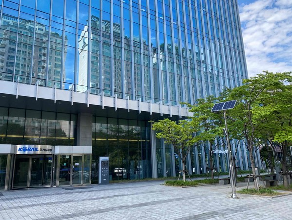 코레일유통이 설치한 태양광 가로등 모습. 출처=코레일유통