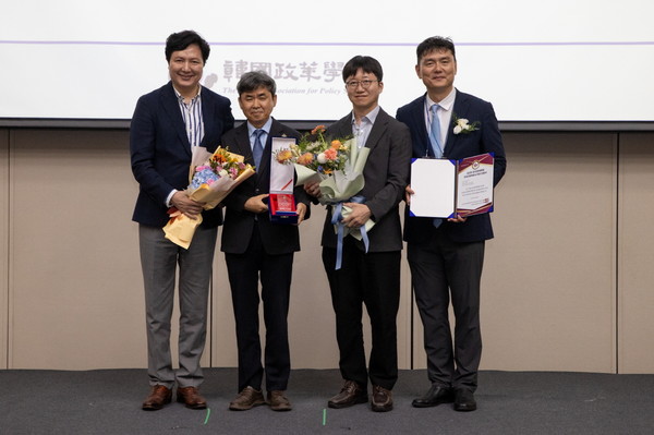 2025년 제4회 한국 ESG 혁신정책 대상 환경 부문 우수상 수상 후 기념사진을 촬영하고 있는 이과형 가스공사 상생기획부장(왼쪽에서 두 번째). 사진=한국가스공사