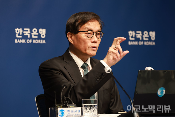 이창용 한은 총재가 28일 기자간담회에서 말하고 있다.