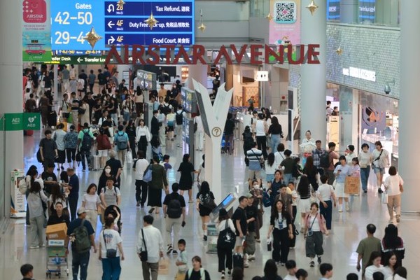 여름 성수기를 맞은 인천국제공항 제1여객터미널 면세 구역이 승객으로 붐비고 있다. 사진=연합뉴스