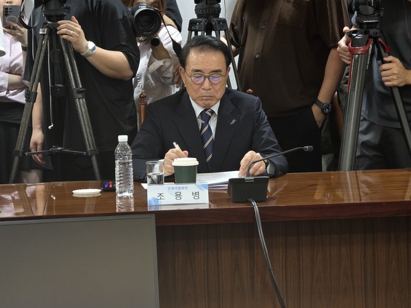이찬진 금감원장의 발언을 메모하고 있는 조용병 은행연합회장. 사진=김호성 기자.