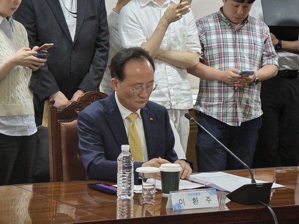 이찬진 금감원장의 발언을 경청하고 있는 이환주 KB국민은행장. 사진=김호성 기자.