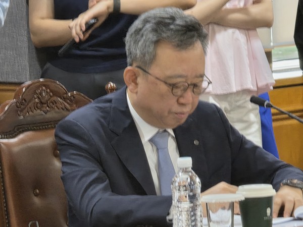 이찬진 금감원장의 발언을 경청하고 있는 정상혁 신한은행장. 사진=김호성 기자.