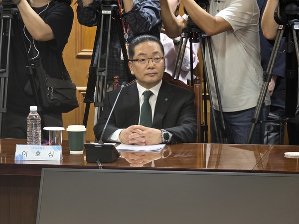 이찬진 금감원장의 발언을 경청하는 이호성 하나은행장. 사진=김호성 기자.