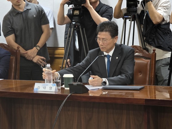 이찬진 금감원장의 발언을 경청하고 있는 강태영 NH농협은행장. 사진=김호성 기자.