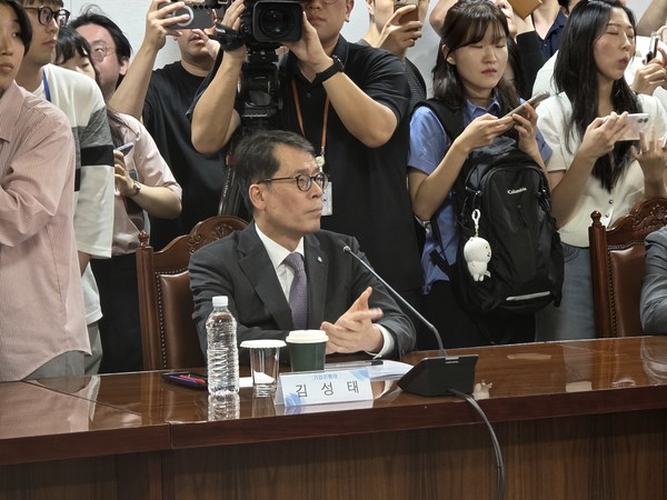 이찬진 금감원장의 발언을 경청하고 있는 김성태 IBK기업은행장. 사진=김호성 기자.