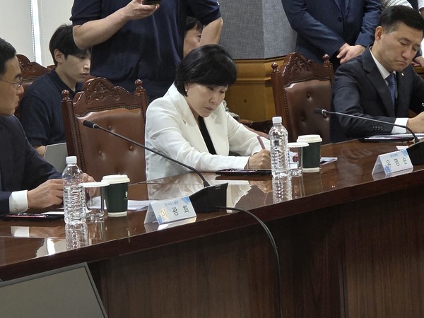 이찬진 금감원장의 발언을 메모하고 있는 유명순 한국시티은행장. 사진=김호성 기자.