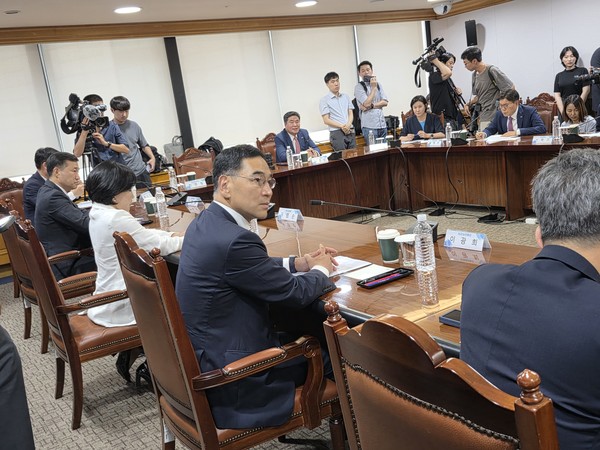 이찬진 금감원장의 발언을 경청하고 있는 이광희 SC제일은행장. 사진=김호성 기자.