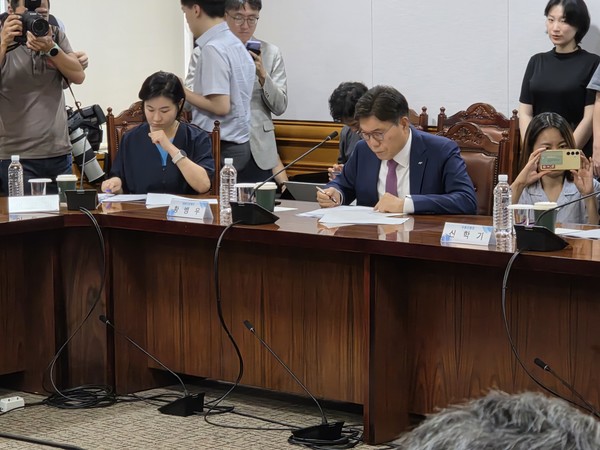 이찬진 금감원장의 발언을 메모하고 있는 이은미 토스뱅크 행장(왼쪽)과 황병우 iM뱅크 행장. 사진=김호성 기자.