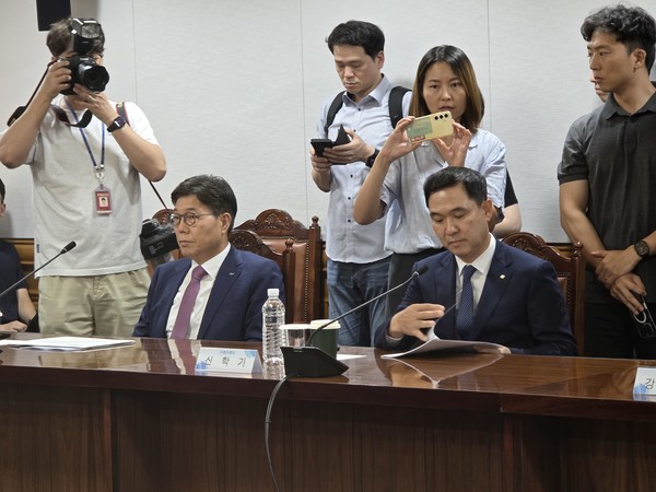 이찬진 금감원장의 발언을 경청하고 있는 신학기 수협은행장(오른쪽). 사진=김호성 기자.
