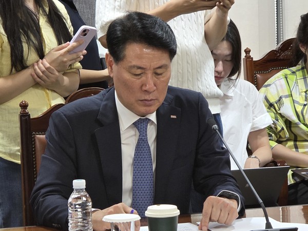 이찬진 금감원장의 발언을 메모하고 있는 김태한 경남은행장. 사진=김호성 기자.