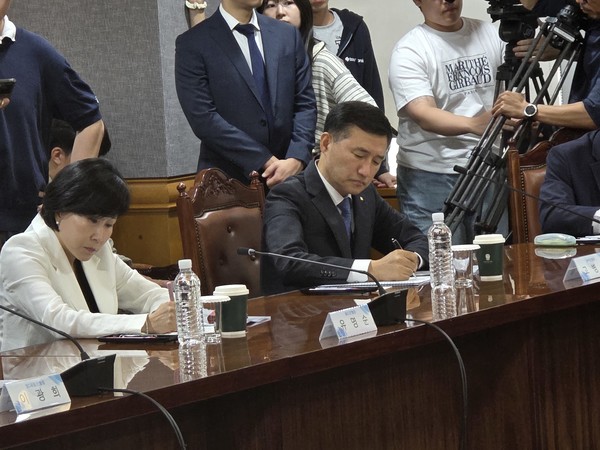 이찬진 금감원장의 발언을 메모하고 있는 고병일 광주은행장(왼쪽). 사진=김호성 기자.