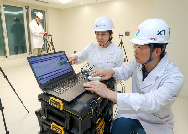 GS건설과 LX하우시스가 함께 개발한 '층간소음 저감 바닥구조' 실험중인 사진. 사진=GS건설