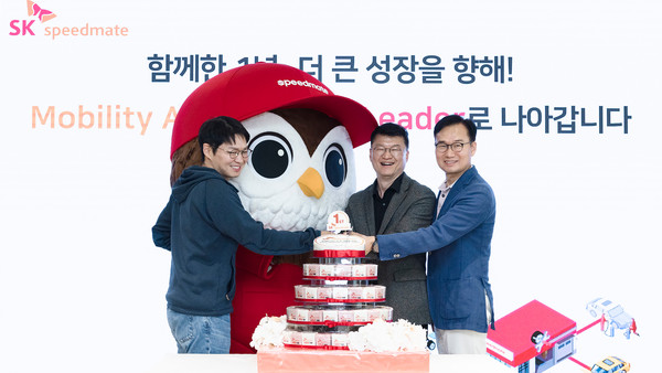 SK스피드메이트 출범 1주년 기념 케익을 커팅하고 있는 안무인 SK스피드메이트 대표(오른쪽), 이호정 SK네트웍스 대표이사 사장(가운데), 최성환 SK네트웍스 사업총괄 사장. 사진=SK스피드메이트