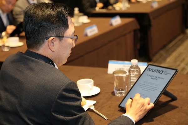 [사진설명1]나채범 한화손해보험 대표(앞줄 오른쪽 첫번째)가 1일 오전 그랜드 워커힐 서울 호텔에서 열린 ‘NUMA’ 출범식에 참여해 관계자들과 기념촬영을 하고 있다.[사진설명2]나채범 한화손해보험 대표가 1일 오전 그랜드 워커힐 서울 호텔에서 열린 ‘NUMA’ 출범식에서 공동선언문에 서명을 하고있다.