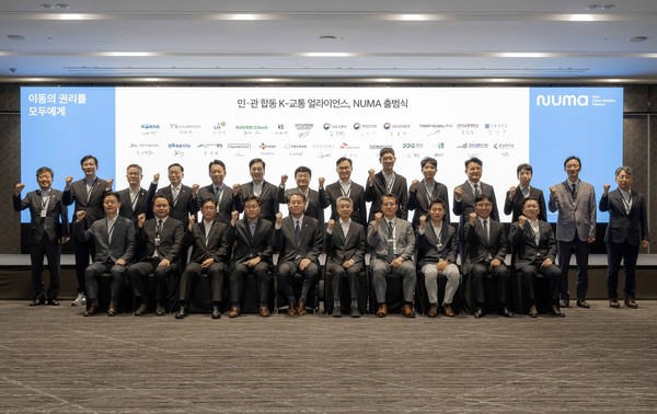 [사진설명1]나채범 한화손해보험 대표(앞줄 오른쪽 첫번째)가 1일 오전 그랜드 워커힐 서울 호텔에서 열린 ‘NUMA’ 출범식에 참여해 관계자들과 기념촬영을 하고 있다.[사진설명2]나채범 한화손해보험 대표가 1일 오전 그랜드 워커힐 서울 호텔에서 열린 ‘NUMA’ 출범식에서 공동선언문에 서명을 하고있다.