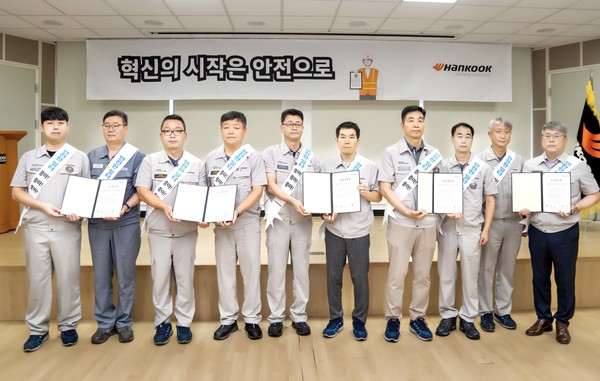 (우측 다섯 번째, 일곱 번째) 한국타이어앤테크놀로지 대표이사 안종선 사장 및 한국노총 한국타이어앤테크놀로지노동조합 현복환 위원장 등 노사 관계자 결의문 서명 기념 촬영. 사진=한국타이어