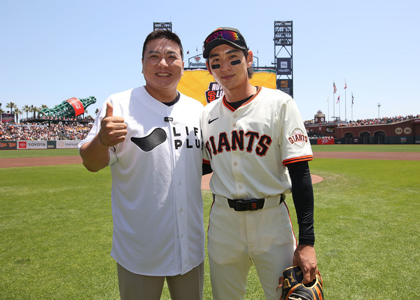 라이프플러스 '이정후 후디저지 데이(Jung Hoo Lee Hooded Jersey Day Presented by LIFEPLUS)'시구자로 나선 김태균 해설위원과 이정후 선수가 기념촬영을 하고 있다. 사진제공=한화생명