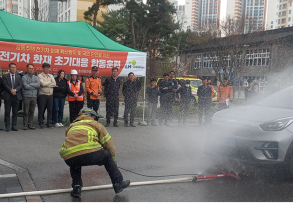 하부 주수관창 시연 및 안전교육 모습(자료사진). 출처=LH세종특별본부
