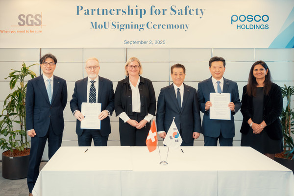 포스코그룹이 2일(현지 시간) 스위스 제네바에서 SGS社와 포스코그룹 안전 관리 체계 혁신을 위한 MOU를 맺었다. 사진 왼쪽 두번째 부터 SGS 말콤 리드(Malcolm Reid) 유럽 총괄, 마르타 블라치코바(Marta Vlatohkova) CFO, 포스코그룹 장인화 회장. 사진=포스코홀딩스