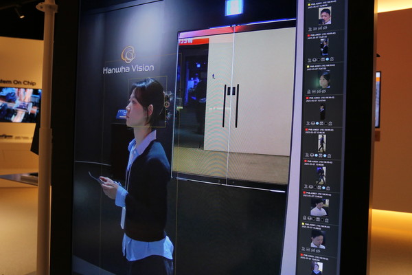 한화비전의 AI CCTV 기술. 사람의 얼굴을 인식해 연령대를 구분하고, 상황에 따라 자동으로 경고 알림을 띄운다. 사진=한화비전