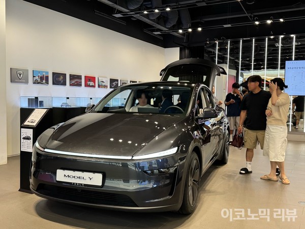 하남 스타필드 전시장에서 관람객들이 테슬라 모델Y 페이스리프트 버전 '주니퍼'를 관람 중이다. 사진=양정민 이코노믹리뷰 기자