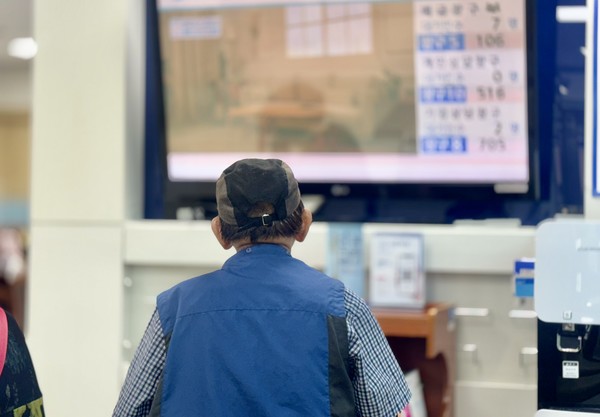 고령자가 은행에서 상담을 받기 위해 대기중인 모습. 사진=박수아 기자