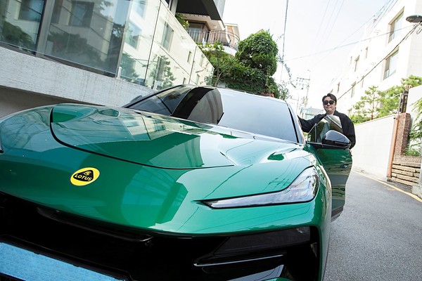 배우 조진웅과 로터스 엘레트라. 사진=로터스자동차코리아