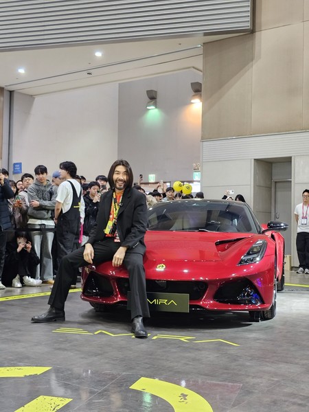 방송인 노홍철이 서울모빌리티쇼 2025 로터스 부스를 방문했다. 사진=로터스