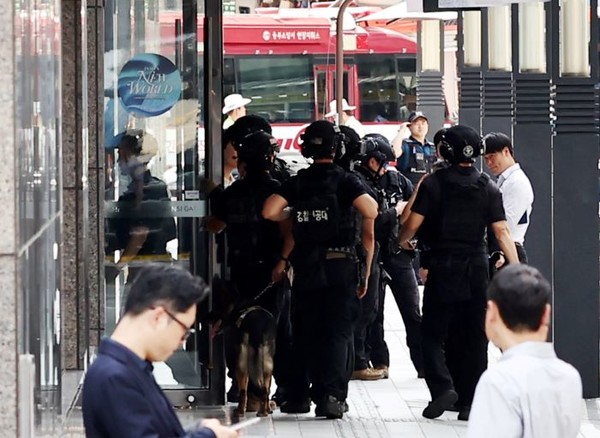 지난달 5일 서울 중구 명동 신세계백화점 본점에 폭발물을 설치했다는 협박 글이 인터넷 커뮤니티에 올라와 신고받고 출동한 경찰이 수색에 나서고 있다. 사진=연합뉴스