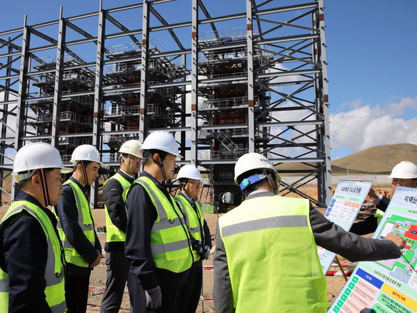  한국지역난방공사 정용기 사장(가운데)이 몽골 투브지역 지역난방 현대화사업 공사현장을 시찰하고 있다. 출처=한난