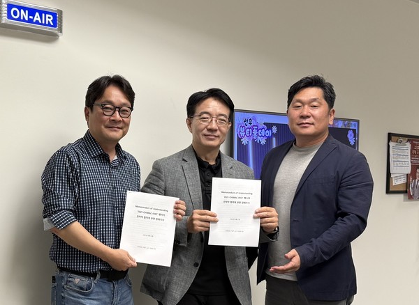 이영현 참컴 부사장, 브라이언 전 레인FM 대표, 이주헌 참컴USA 이사가 업무협약에 서명한 후 포즈를 취하고 있다. 사진=참컴USA