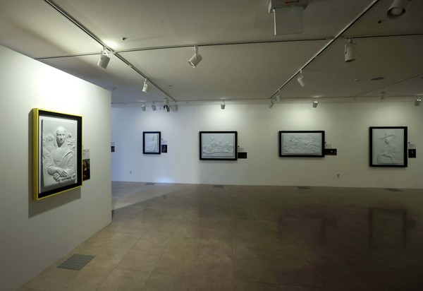 서울 대학로 이음갤러리에서 진행되는 ‘시각장애인을 위한 어두운 미술관’ 전시장 내부 전경으로 AI·3D프린팅 기술로 재현된 명화가 전시되어 있다. 사진 제공=한국장애인문화예술원 이음센터.