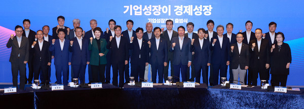 구윤철 부총리 겸 기획재정부 장관이 4일 서울 중구 롯데호텔 사파이어볼룸에서 대한상공회의소·한국경제인협회·한국중견기업연합회가 연 기업성장포럼 출범식에 참석해 최태원 대한상의 회장, 김영훈 고용노동부 장관 등과 기념 촬영하고 있다. 사진=연합뉴스