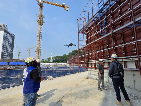 HDC현대산업개발 시공 현장에서 드론을 활용해 현장 관리를 하는 모습. 사진=HDC현대산업개발.