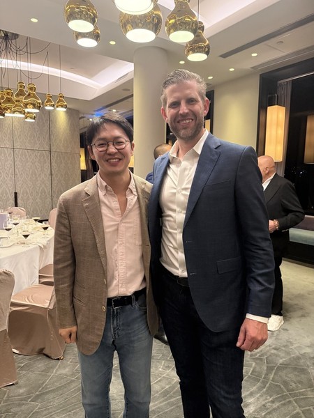 최성환 사장이 에릭 트럼프를 만나고 있다. 사진=SNS 갈무리