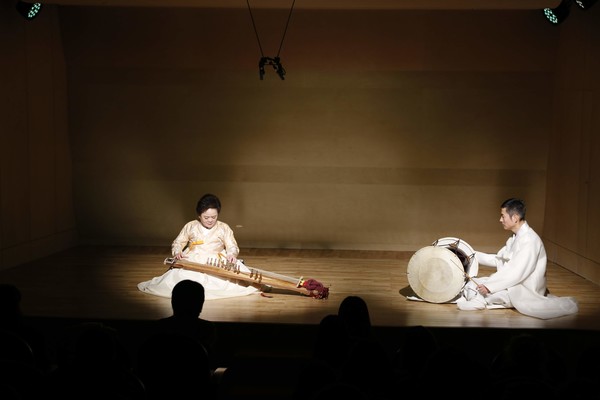박현숙이 2018년 11월 23일 서울 선릉아트홀 '불휘기픈소리' 기획공연에서 정남희제 황병기류 가야금산조를 연주하고 있다. (사진 제공 = 선릉아트홀)