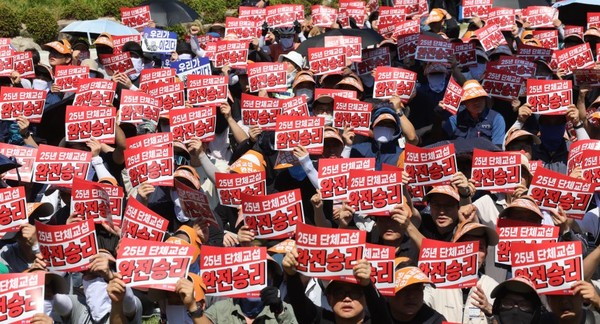 3일 울산시 북구 현대자동차 울산공장 본관 앞에서 열린 현대차 노조의 총파업 결의대회에서 조합원들이 구호를 외치고 있다. 사진=연합뉴스