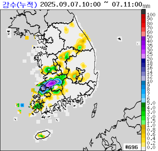 기상청은 7일 오전 11시 10분 속보에서 전라권을 중심으로 내리는 폭우가 10시 속보 때보다 강해졌다고 밝혔다. 시간당 강수 강도가 커지고 누적 강수량이 빠르게 불어나면서 산사태와 침수 등 피해 우려가 커지고 있다.