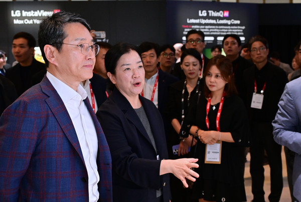 조주완 LG전자 최고경영자(CEO)가 지난 5일(현지시간) 유럽 최대 가전 전시회 IFA 2025에서 부스를 살피고 있다. 사진=연합뉴스/LG전자