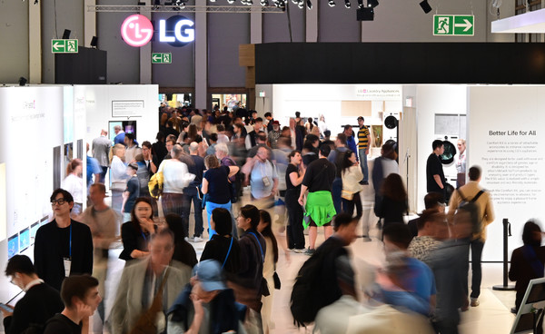 유럽 최대 전시회 ‘IFA 2025’가 현지시간 9일 막을 내린다. ‘LG AI 가전의 오케스트라’를 주제로 고객의 일상으로 다가온 ‘LG AI홈’ 경험을 선보인 LG전자 전시관에 관람객의 발길이 이어졌다. 사진=LG전자