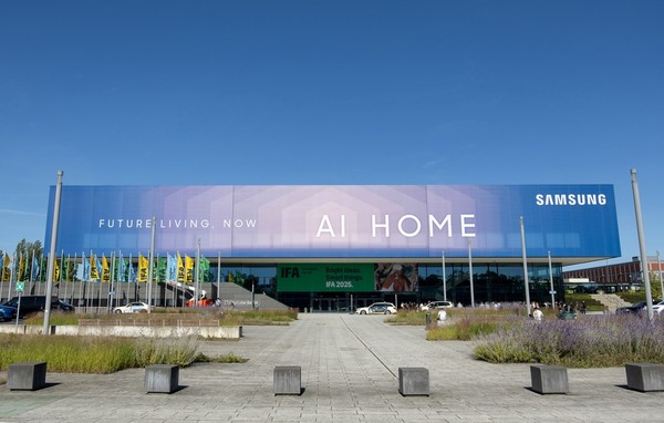 삼성전자가 오는 5~9일(현지시간) 독일 베를린 ‘메세 베를린(Messe Berlin)’에서 열리는 유럽 최대 가전전시회 ‘IFA 2025’에 앞서 삼성전자 전시관이 마련된 ‘시티큐브 베를린(City Cube Berlin)’ 건물 외관에 ‘삼성 AI 홈’을 강조하는 옥외 광고를 진행했다. 사진=삼성전자