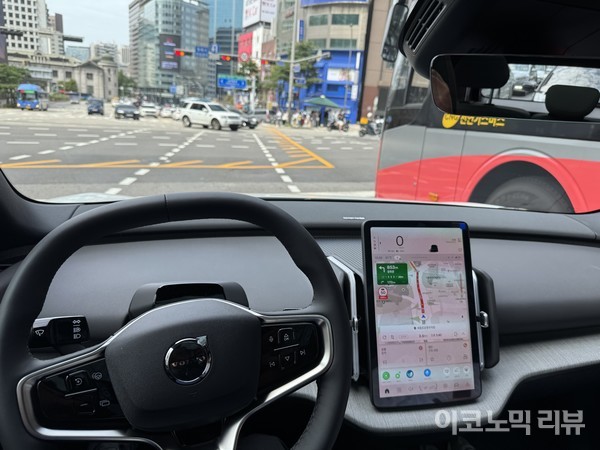 볼보 EX30CC 운전자시야. *주행 중에는 스마트폰 사용을 하지 않았음을 명시드립니다. 사진=양정민 이코노믹리뷰 기자