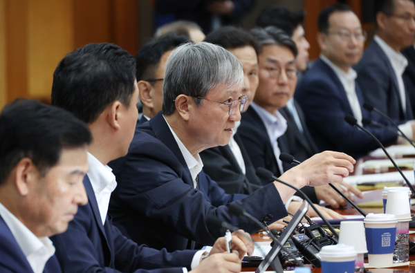 8일 서울 여의도 금융투자협회 대회의실에서 진행된 '금융투자회사 CEO(최고경영자) 간담회'에서 이찬진 금융감독원장이 발언하는 모습. 사진=연합뉴스