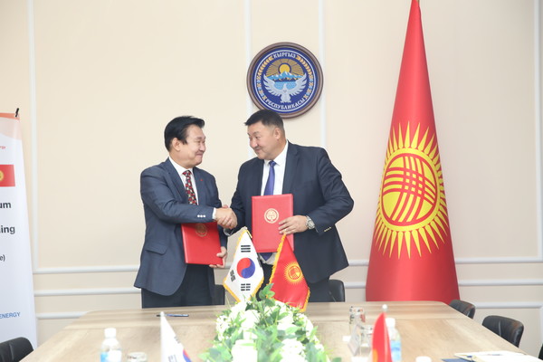 한국지역난방공사는 키르기스스탄 에너지부와의 협약을 체결한뒤 정용기 사장(왼쪽)이 리스베코프 차관과 악수를 나누고 있다. 출처=한난