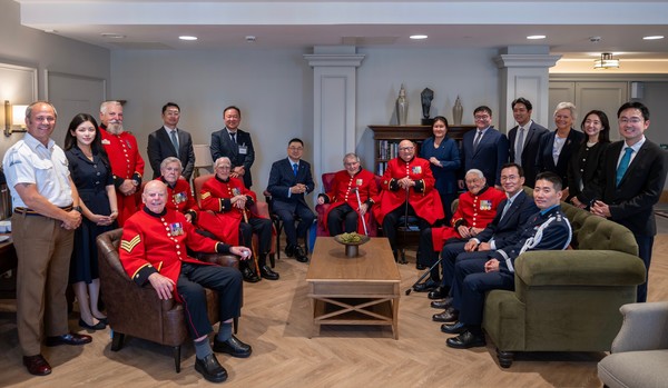 8일(영국 현지시간) 구본상 LIG 회장, 신익현 LIG넥스원 대표를 비롯한 LIG 임직원들이, 영국 런던 ‘첼시 왕립보훈병원’을 방문, 한국전 참전용사들에게 감사의 마음을 전하는 뜻깊은 행사를 진행했다. 사진=LIG넥스원