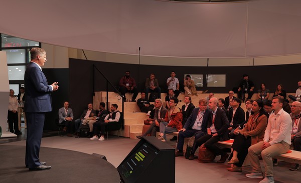 현대모비스 영업부문장 악셀 마슈카 부사장이 현시 시간 9일 'IAA 모빌리티 2025' 전시장에서 전동화, 전장 핵심 부품 등을 중심으로 한 유럽 시장 공략 전략을 발표했다. 사진=현대모비스