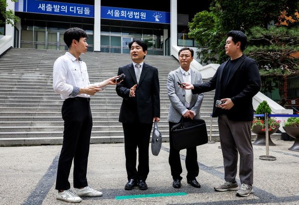 류화현 위메프 대표이사(왼쪽)와 류광진 티몬 대표이사가 지난해 8월 서초구 서울회생법원에서 열린 티몬과 위메프 사태 관련 회생절차 협의회를 마친 뒤 취재진의 질문에 답하고 있다. 사진=연합뉴스