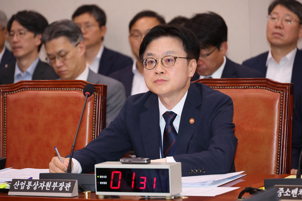 서울 여의도 국회에서 열린 산업통상자원중소벤처기업위원회 전체회의에 김정관 산업통상자원부 장관이 출석해 있다. 사진=연합뉴스